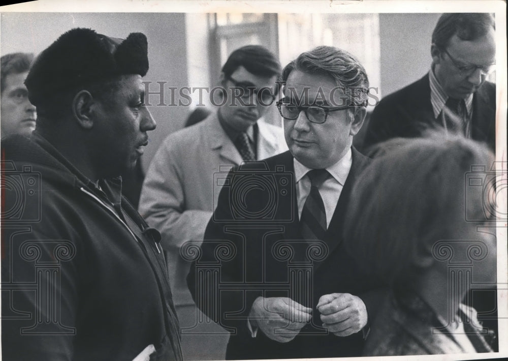 1971 Press Photo Gov. Lucey talks to Clarence Williams at the State Office Bldg.-Historic Images