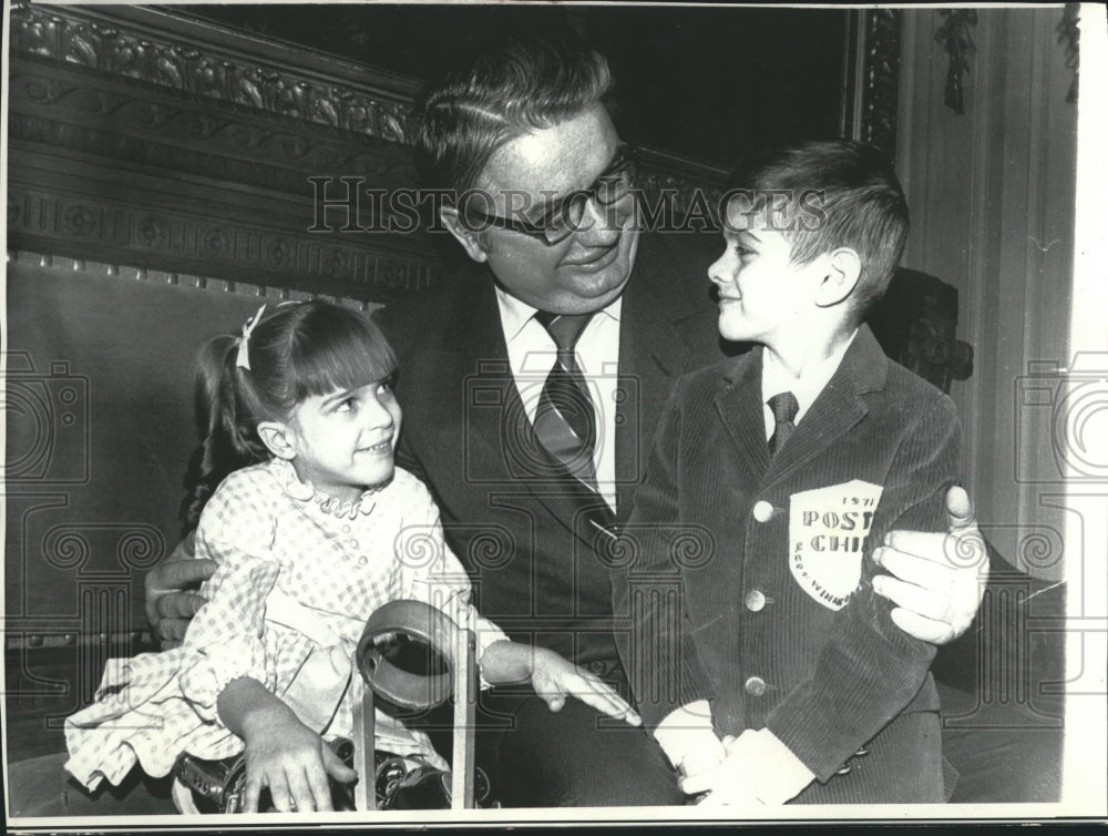 1971 Press Photo Gov. Patrick Lucey meet cerebral palsy victims in his office - Historic Images