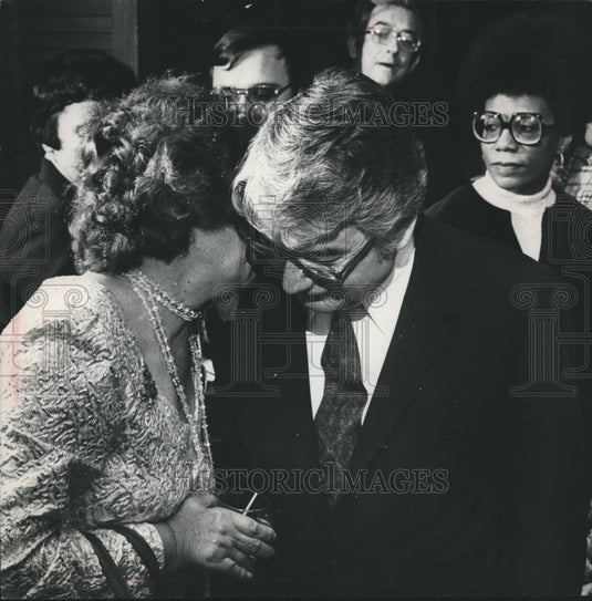 1975 Press Photo Wisconsin Governor Lucey listens to guest at cocktail party - Historic Images