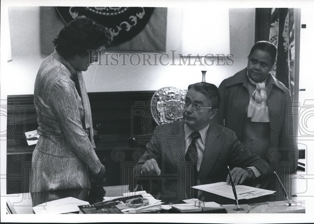 1977 Press Photo Gov. Patrick J. Lucey, Last Day in Office, Wisconsin - Historic Images