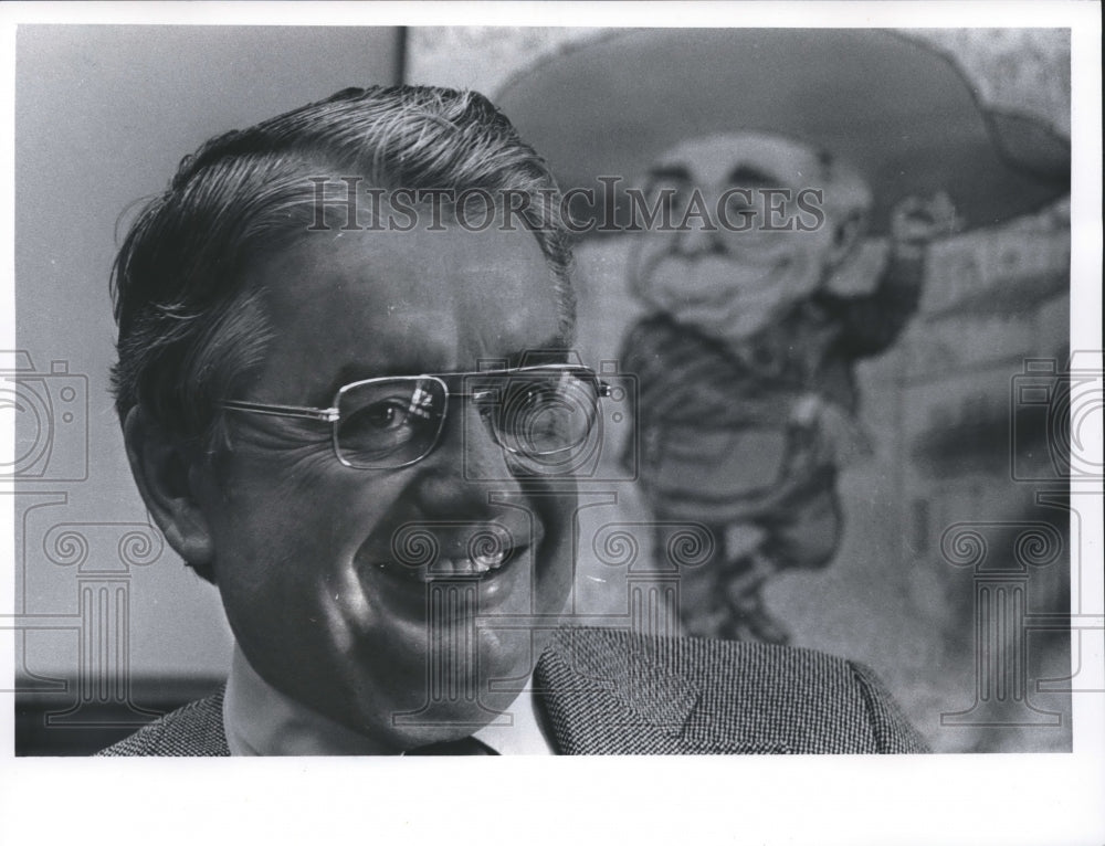 1977 Press Photo Gov. Patrick Lucey with Cartoon referencing his ambassadorship - Historic Images