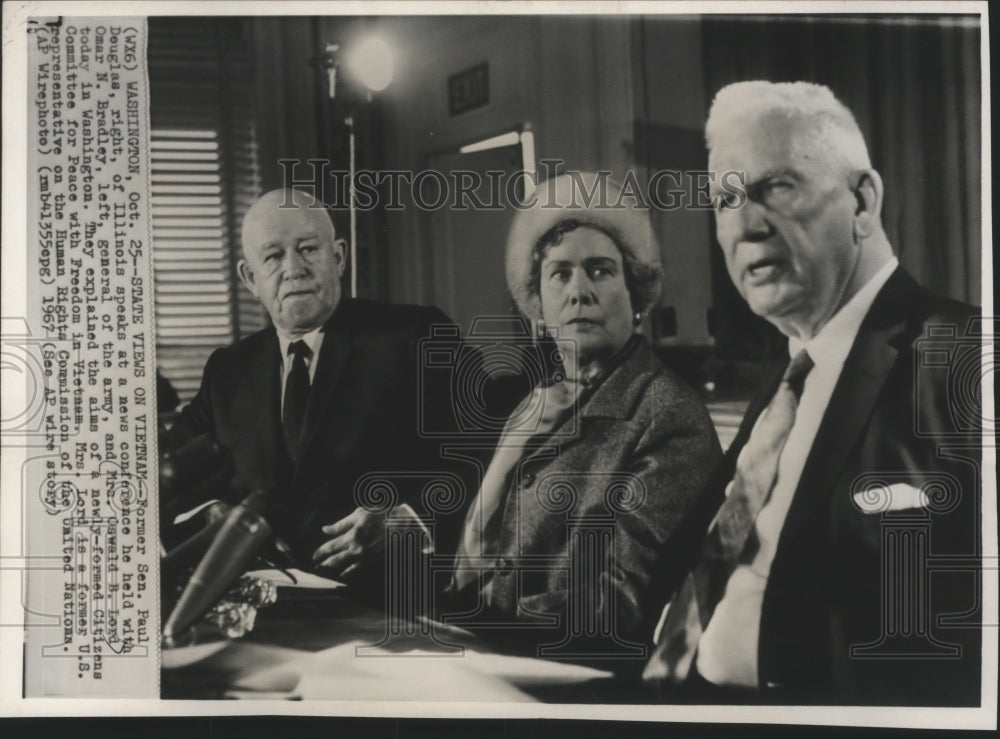 1967 Press Photo Former Senator Douglas with Omar Bradley and Mrs. Oswald Lord - Historic Images