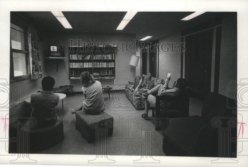 Press Photo Students relax in the Lincoln Hills School cottage lounge area-Historic Images