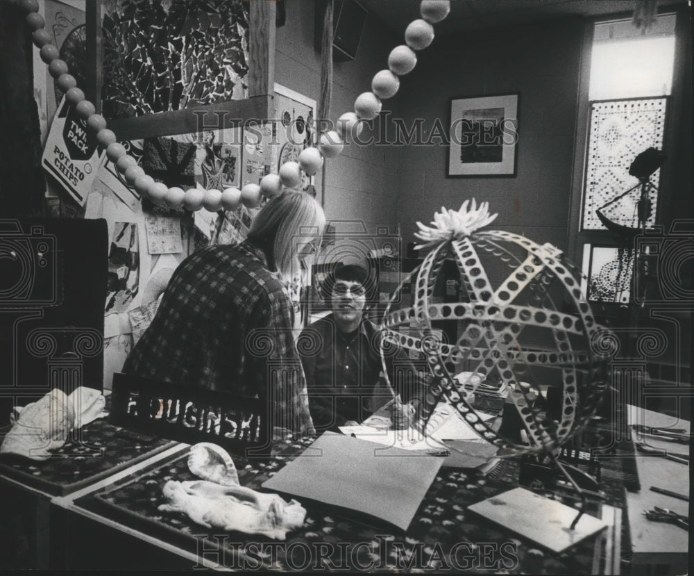 1975 Press Photo Lincoln Boys School arts &amp; crafts teacher Frank Duginski - Historic Images