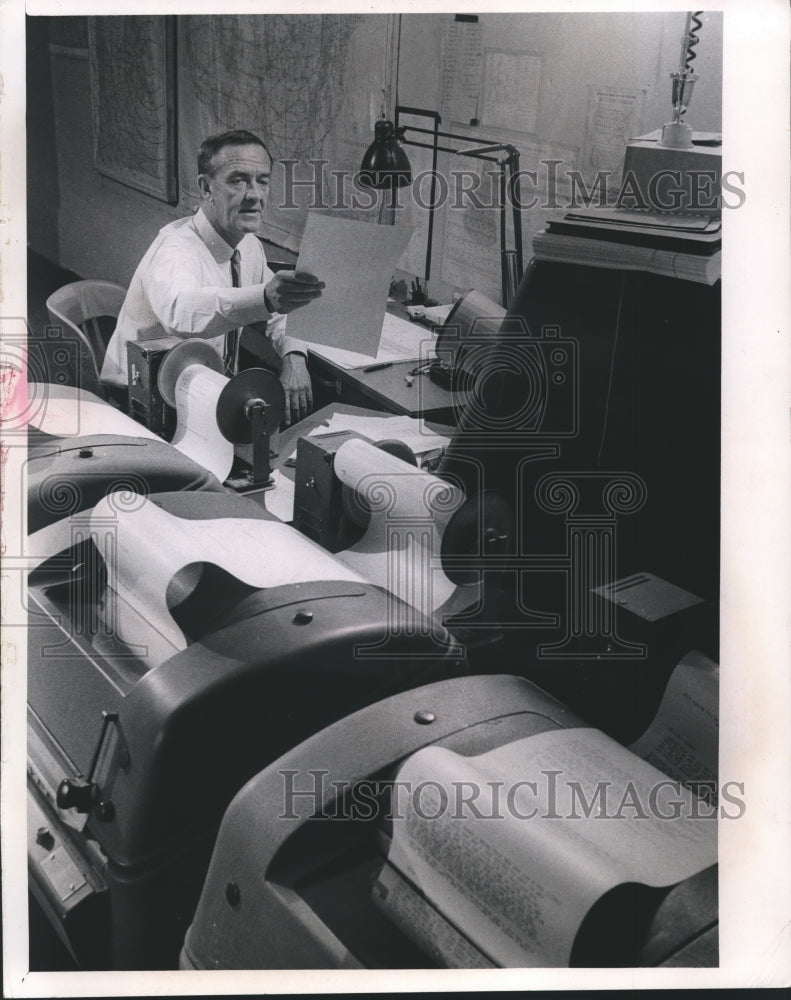 1965 Press Photo Television weatherman William (Bill) Carlsen - mjb09303 - Historic Images