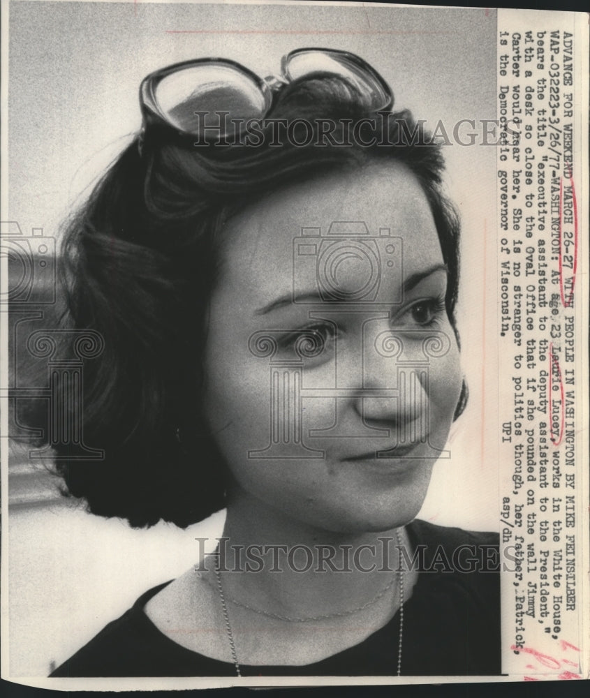 1977 Press Photo Laurie Lucey&#39;s works as assistant in the White House - Historic Images