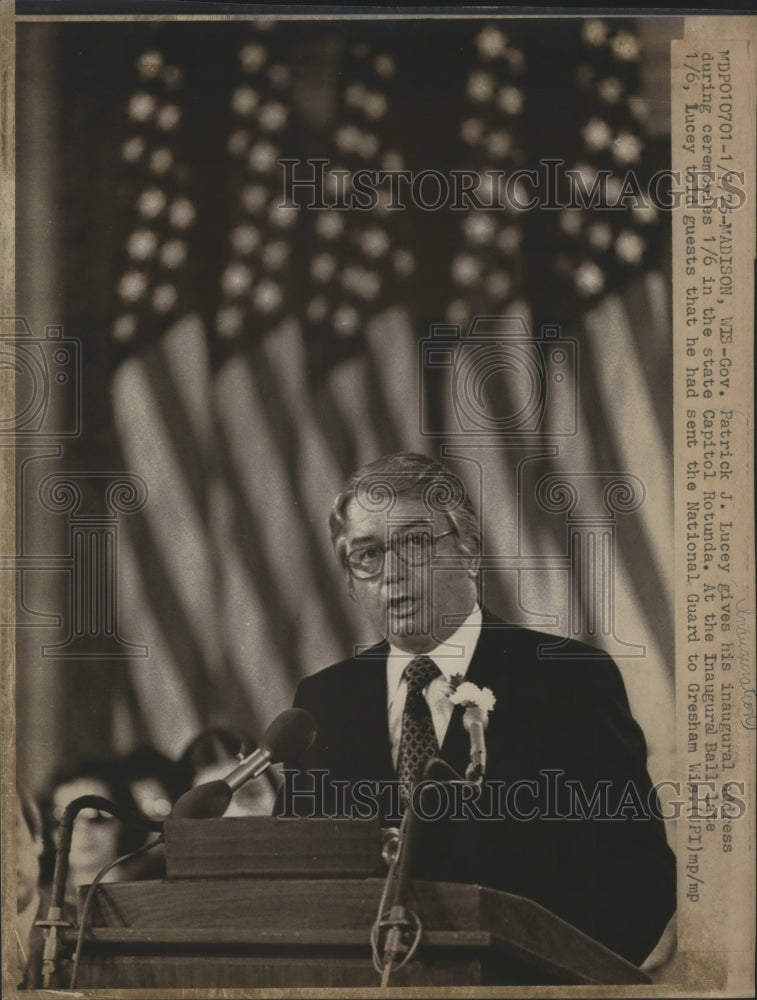 1975 Press Photo Patrick J Lucey gives his inaugural address during ceromonies - Historic Images