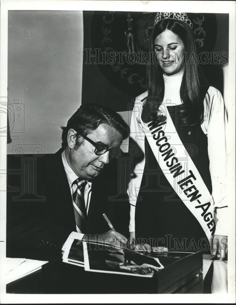 1971 Press Photo Governor Patrick Lucey with teenager Susan Block of Green Lake - Historic Images