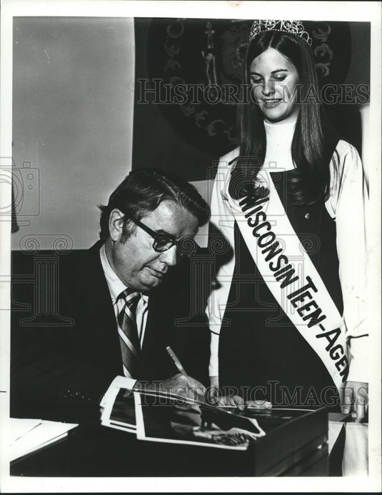 1971 Press Photo Governor Patrick Lucey with teenager Susan Block of Green Lake - Historic Images