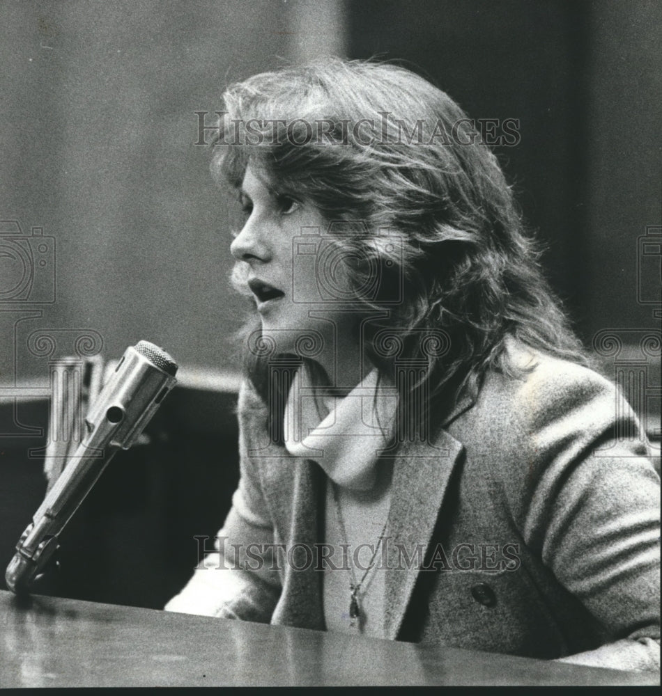 1980 Press Photo Patricia Lucas, Police Officer testifying in court, Milwaukee. - Historic Images