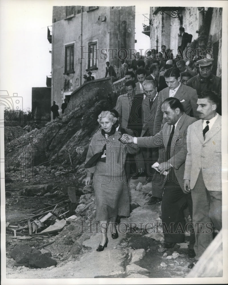 1959 Press Photo United States Ambassador to Italy Clare Luce Near Salerno Flood - Historic Images