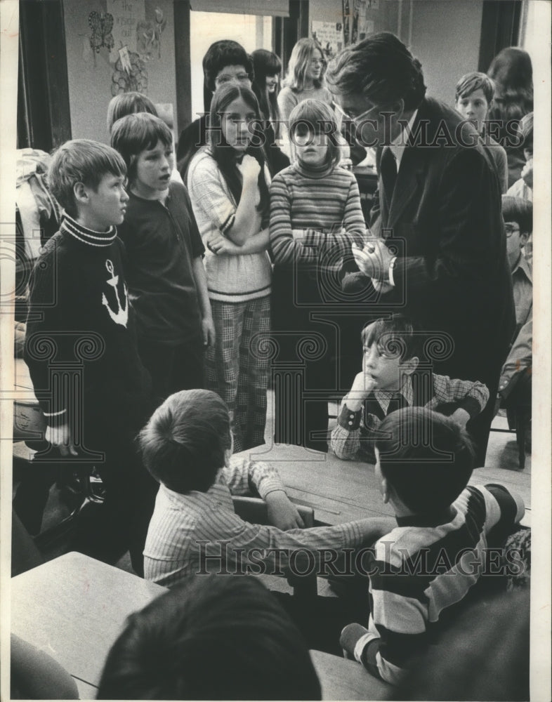 1974 Press Photo Gov. Patrick Luceys Tours St. Mary&#39;s School in Glen Haven, Wis.-Historic Images