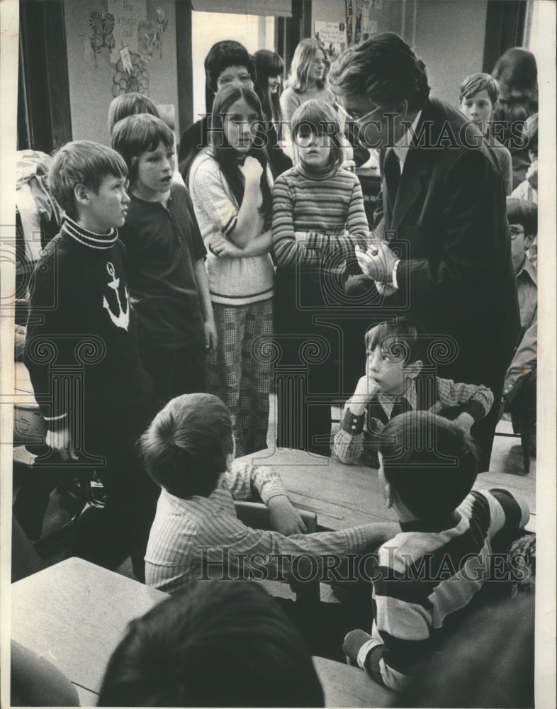 1974 Press Photo Gov. Patrick Luceys Tours St. Mary's School in Glen Haven, Wis.-Historic Images