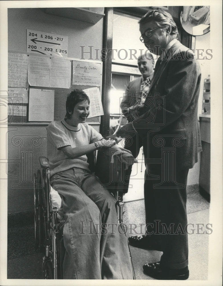 1974 Press Photo Patrick Lucey, Group Tour Sacred Heart Rehabilitation Hospital - Historic Images