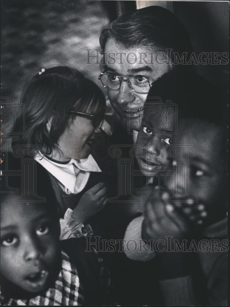 1971 Press Photo Governor Patrick Lucey with children at daycare in Milwaukee. - Historic Images