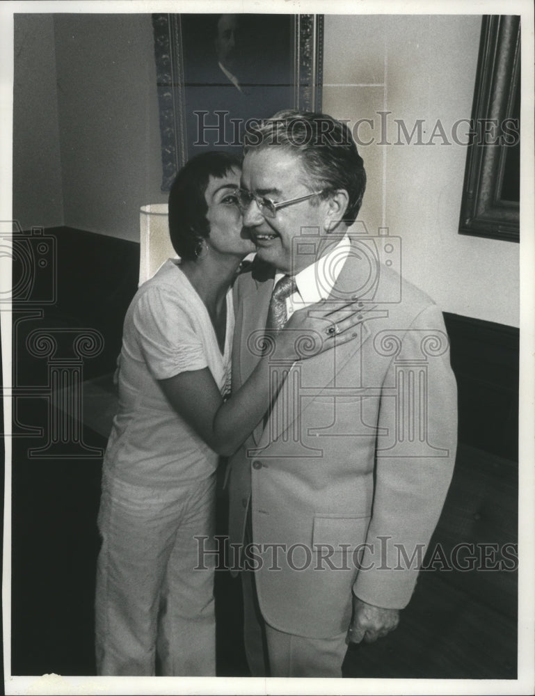 1977 Press Photo Aide Trudi Born kisses Patrick Lucey goodby. - mjb09502-Historic Images
