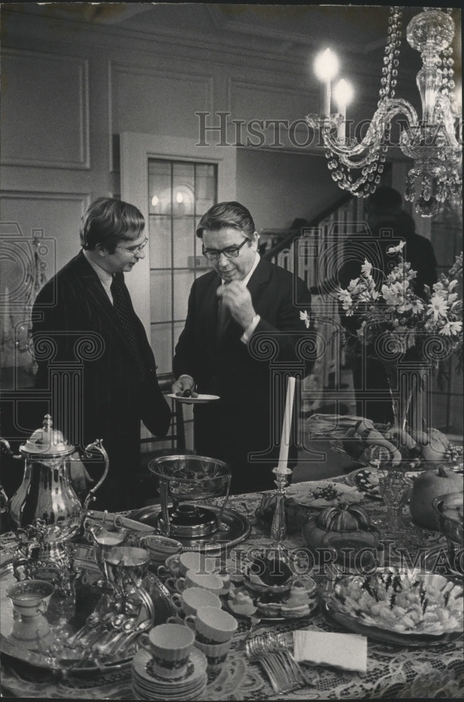 Press Photo Patrick Lucey eats with his campaign manager, Richard Weening. - Historic Images