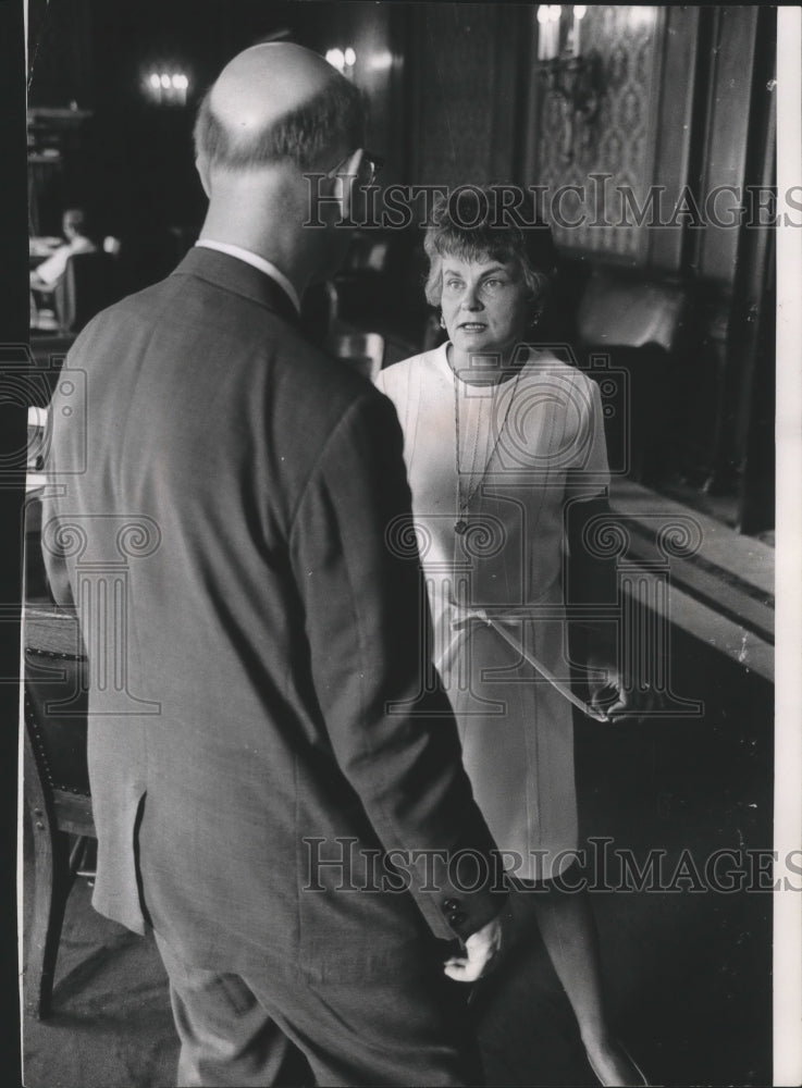 1969 Press Photo Mrs. Esther Doughty Luckhard and John R. Devitt confer-Historic Images