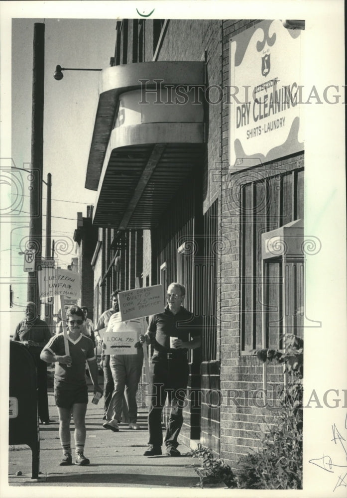 1985 Press Photo Union members carry signs outside Luetzow Laundry and Cleaners - Historic Images