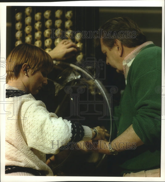 1993 Press Photo Sue Bilstad manager Larry Steele guard United States Lotteries - Historic Images