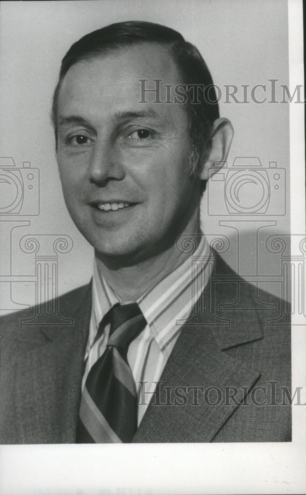 1971 Press Photo Lee School Principal Richard Lipinski in Milwaukee, Wisconsin. - Historic Images