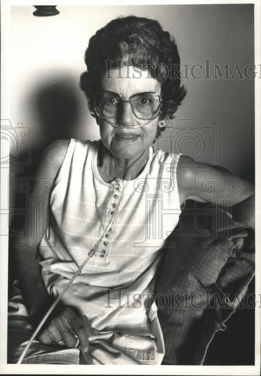 1989 Press Photo Valoris Lindemann receives oxygen through a plastic tube - Historic Images
