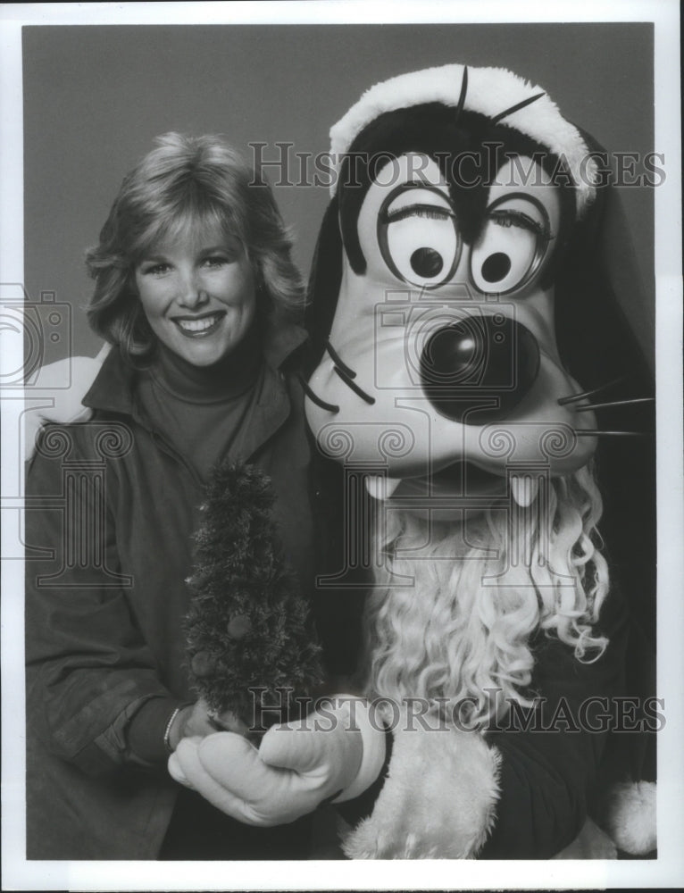 1984 Press Photo Good Morning America Reporter Joan Lunden With Goofy - Historic Images