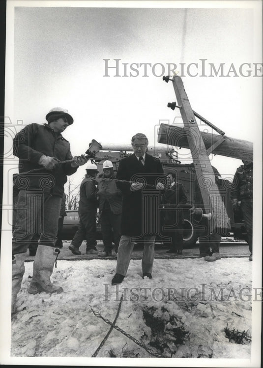 1976 Press Photo Governor Lucey With Wisconsin Electric Power Company Lineman - Historic Images