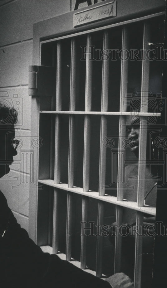 1977 Press Photo Governor Patrick Lucey With an Inmate In a Prison Cell - Historic Images