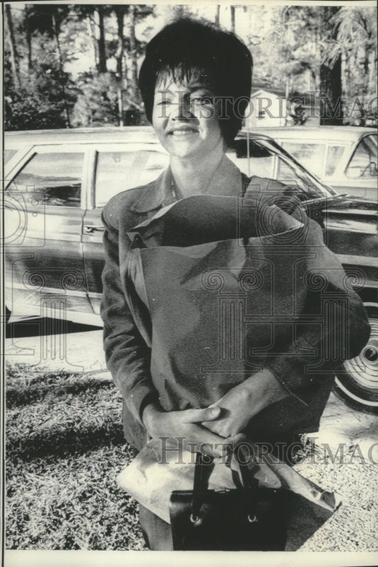 1968 Press Photo Astronaut James Lovell's Wife, Marilyn Lovell Carries Groceries - Historic Images