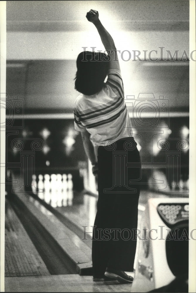 1980 Press Photo Leader Alvin Lou celebrates a strike - mjb09976- Historic Images