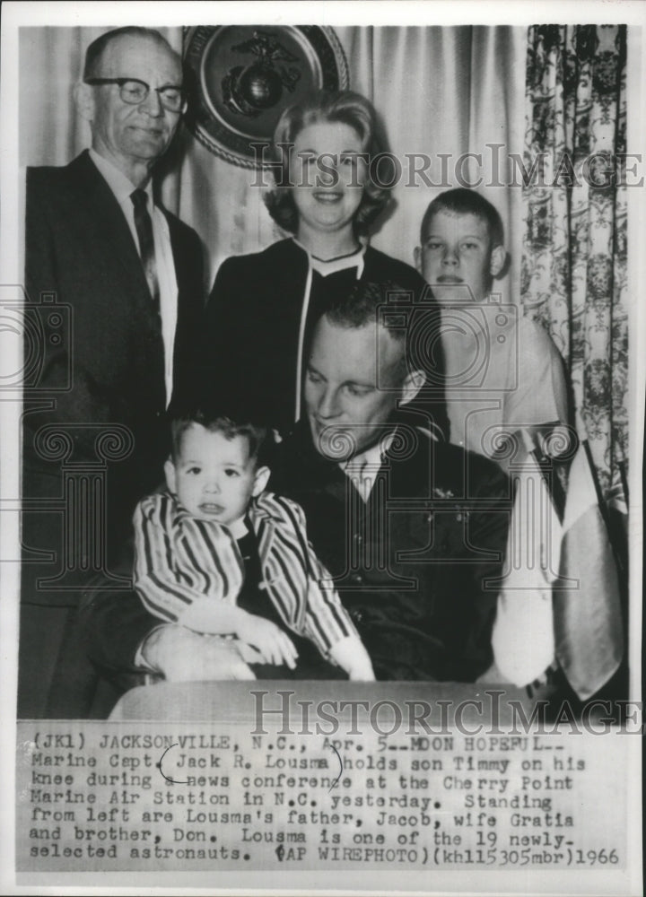 1966 Press Photo Marine Captain and Astronaut Jack Lousma With Family - Historic Images