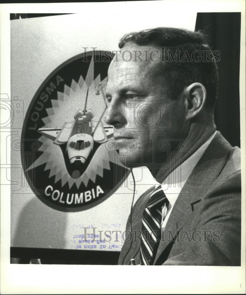 1982 Press Photo Astronaut Jack Lousma At a News Briefing, Johnson Space Center - Historic Images