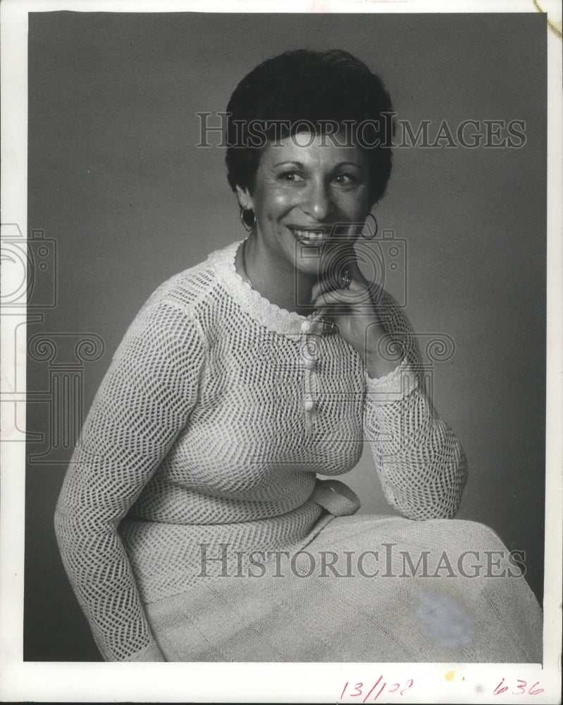 1977 Press Photo Lois Lindauer Founder of Diet Workshop Smiles and Poses - Historic Images