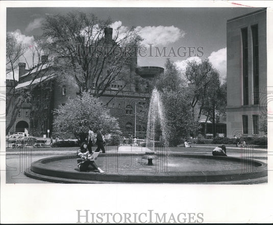 1969 Press Photo Fountain near University of Wisconsin used as a good study spot - Historic Images
