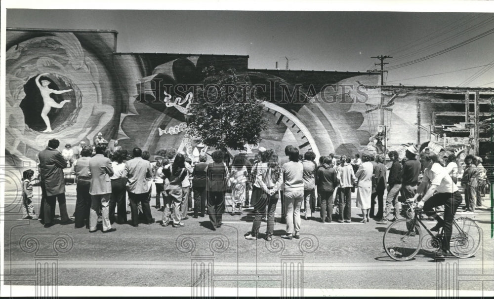 1982 Press Photo 26,000-square-foot mural on the Hadinger bldg in Fort Atkinson - Historic Images