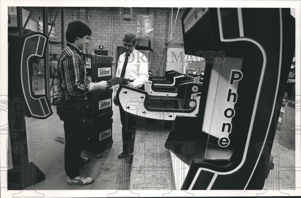 1988 Press Photo Clifford Finn and Jack Olson of Fortec Inc. look over orders - Historic Images