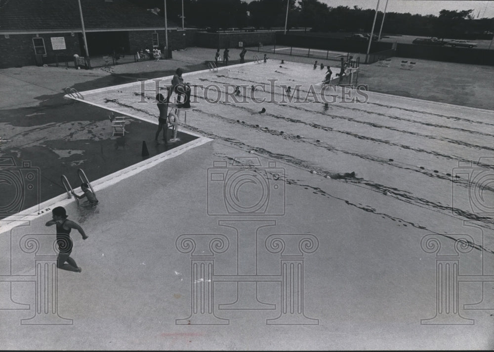 1977 Press Photo A Few Wisconsin Residents at the Pool on a Cloudy Summer Day- Historic Images