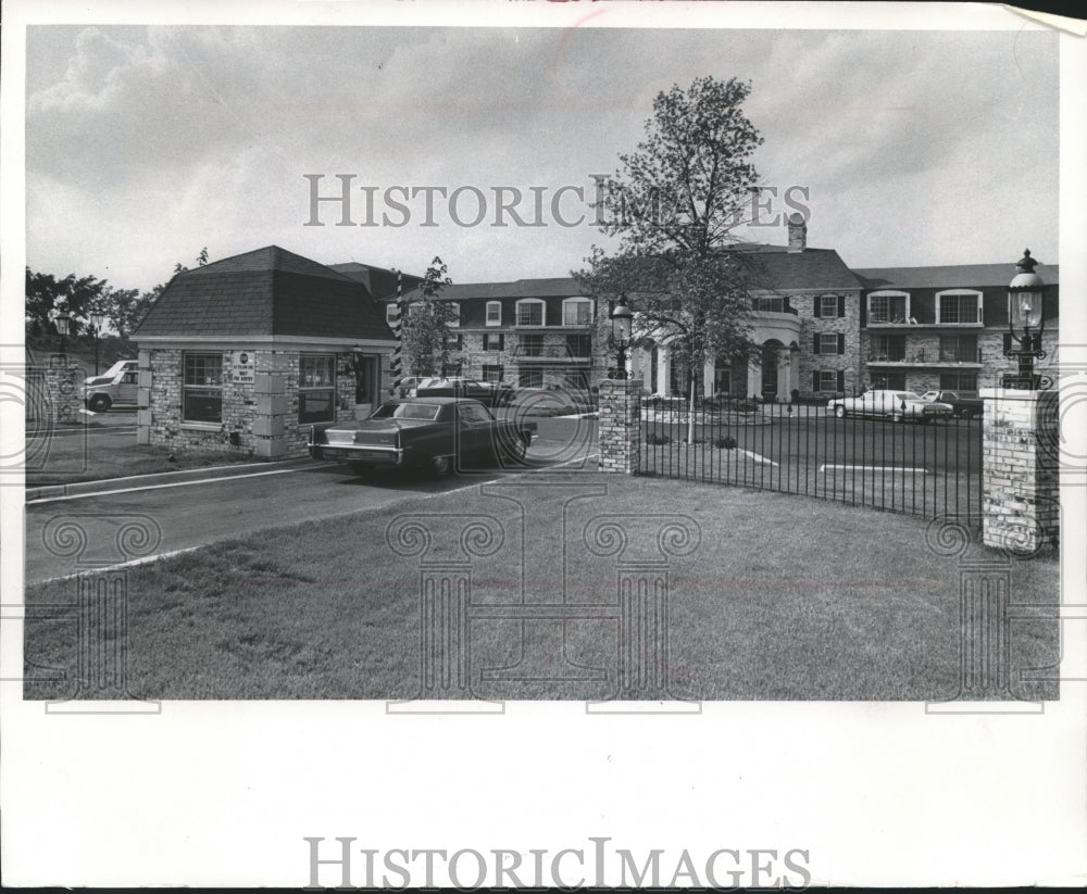 1975 Press Photo Gatekeeper and Porticos of Fox Point, Wisconsin - mjb10289 - Historic Images