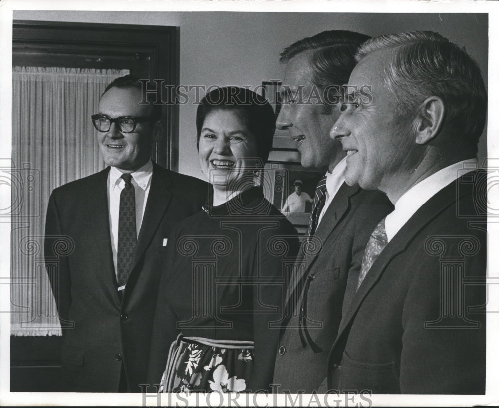 1972 Press Photo Kenneth Frank and other University School of Milwaukee alumni - Historic Images