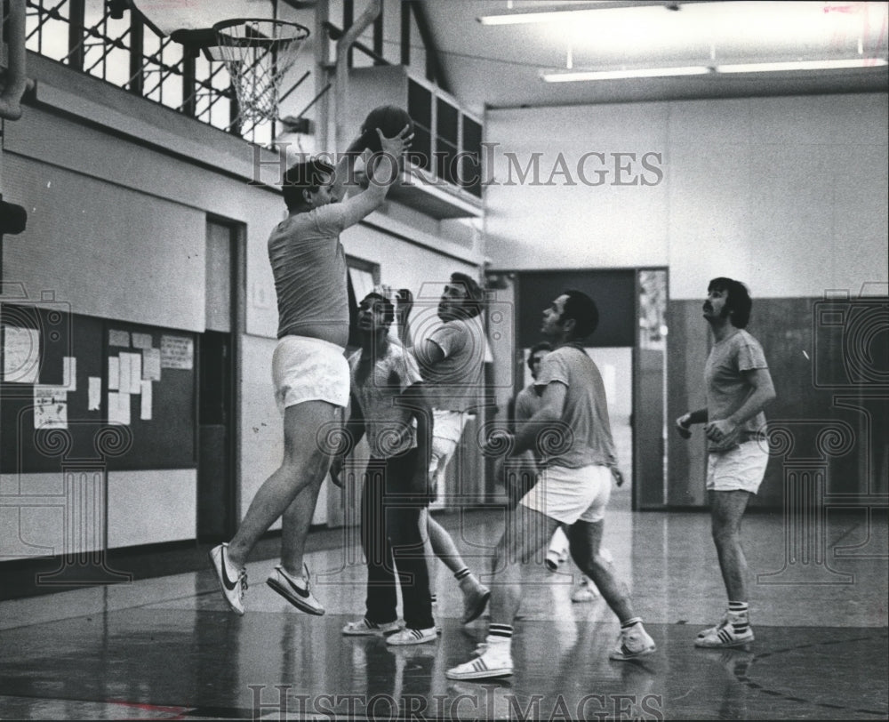 1975 Press Photo Fred Melendez plays basketball, Fox Lake Correctional Institute - Historic Images