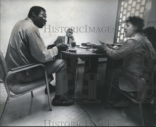 1975 Press Photo A Fox Lake, Wisconsin, inmate speaks with a parole board - Historic Images