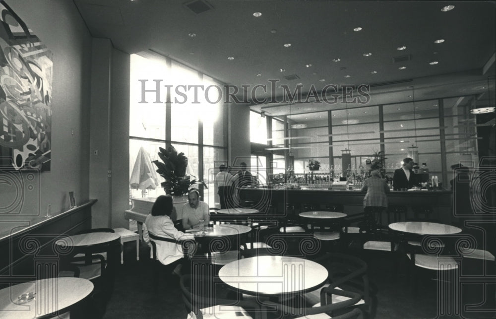 1987 Press Photo Tony Harvey&#39;s Place in 411 Building with 14 Foot High Ceiling - Historic Images