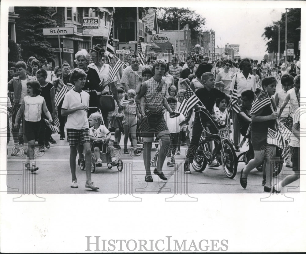 1966 Press Photo Fourth of July Games, Fun and Goodies at Sherman Park. - Historic Images