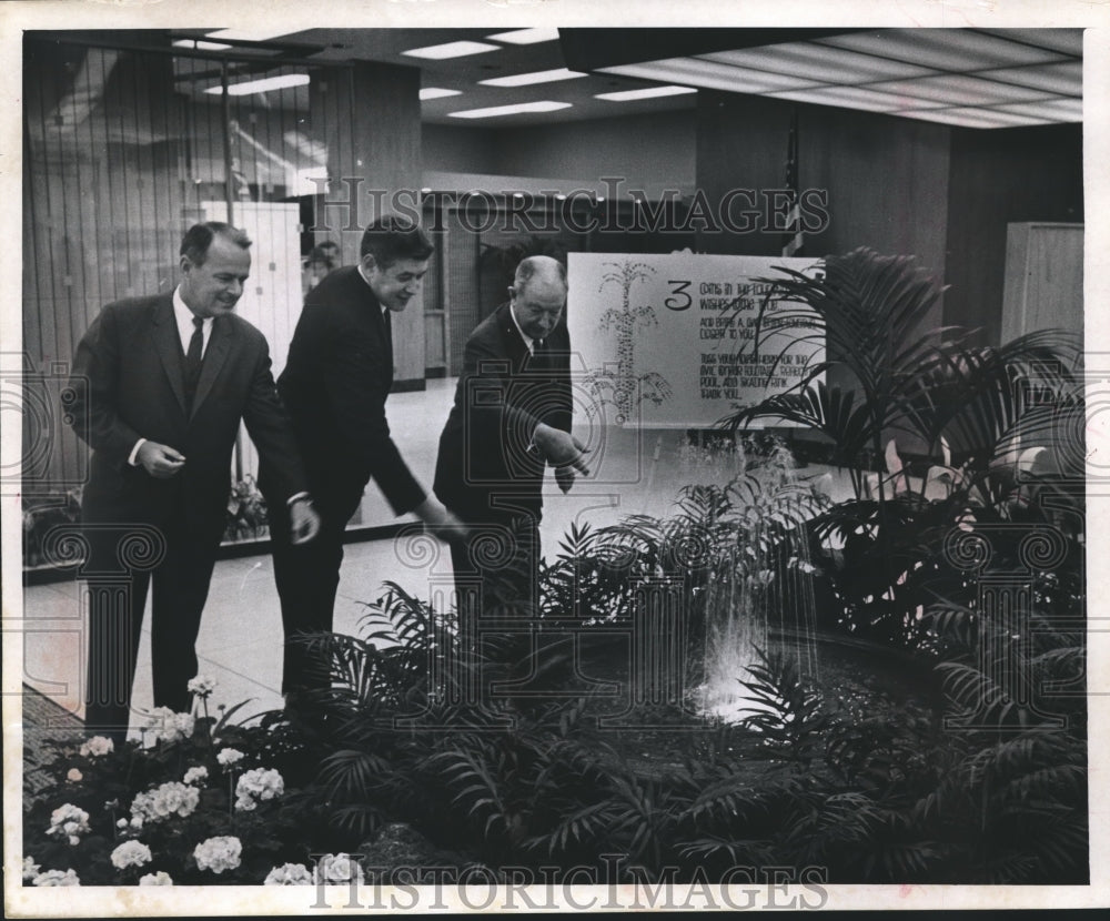 1967 Press Photo Milwaukee Mayor Maier, throws coin in fountain, Milwaukee-Historic Images