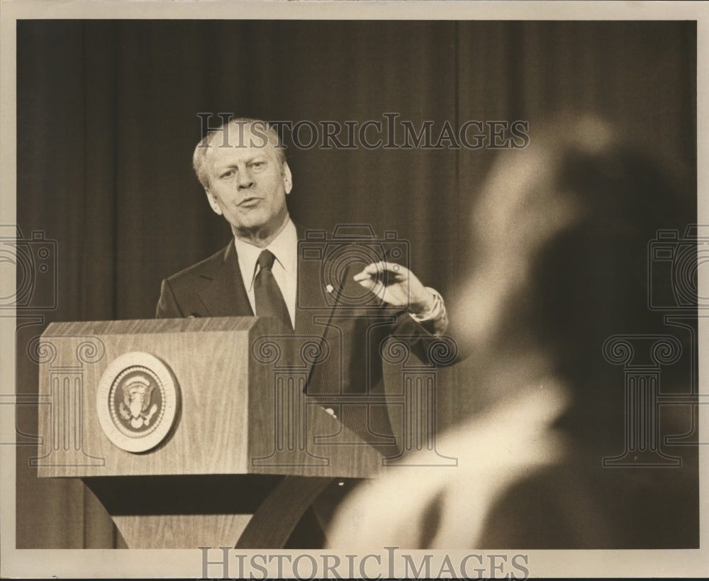 1976 Press Photo President Gerald Ford speaking from podium, Milwaukee - Historic Images