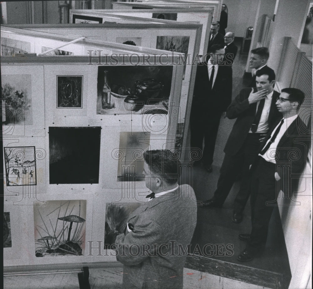 1961 Press Photo Art Teachers at Milwaukee Journal Annex Art Competition Exhibit-Historic Images