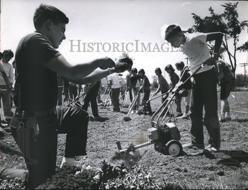 1962 Press Photo Maple Tree 4-H Club beautifying grounds at Maple Tree School-Historic Images