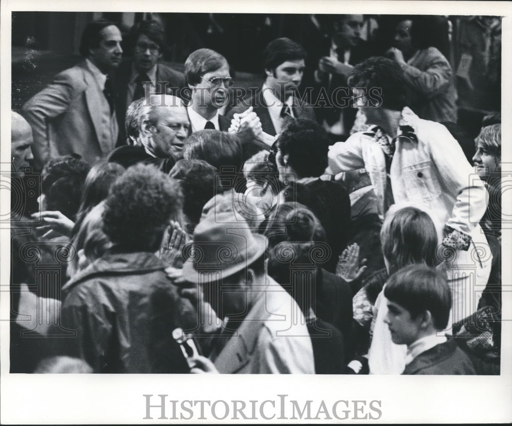 1976 Press Photo President Gerald R. Ford with supporters in LaCrosse, Wisconsin - Historic Images