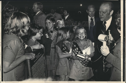 1975 Press Photo President Gerald Ford with Girl Scouts in Milwaukee, Wisconsin - Historic Images